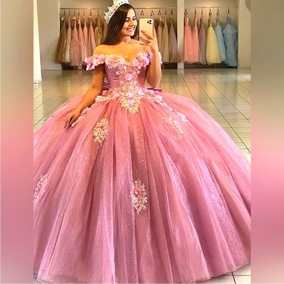 JOIN ME THURSDAYS FOR DRESS SHARE SHOW DATES & TIMES WILL BE POSTED - Picture 2 of 7